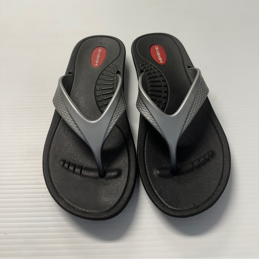 OKABASHI SIlver Flip Flops Size Medium (6.5- 7.5)
